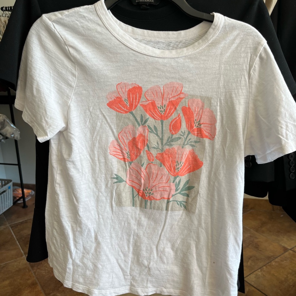 Old Navy Classic White Tee medium women’s